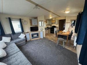 Wheelchair Friendly Caravan With Decking At Manor Park In Hunstanton Ref 23045B