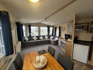 Wheelchair Friendly Caravan With Decking At Manor Park In Hunstanton Ref 23045B