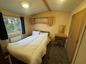 Wheelchair Friendly Caravan With Decking At Manor Park In Hunstanton Ref 23045B