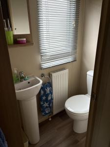 Caravan With Decking At Manor Park In Hunstanton, Sleeps 8 Ref 23046B