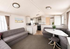 Beautiful Caravan At Manor Park Holiday Park In Hunstanton Ref 23060W