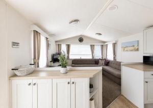 Beautiful Caravan At Manor Park Holiday Park In Hunstanton Ref 23060W