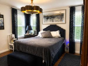 Luxury 2BR Retreat - Hot Tub and Medina River Access