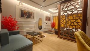 Modern Cozy Couple Friendly Stay with yoga sofa