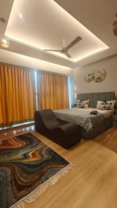 Modern Cozy Couple Friendly Stay with yoga sofa
