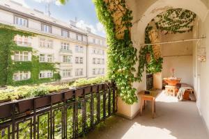 BNB Ivy House Apartment with balcony