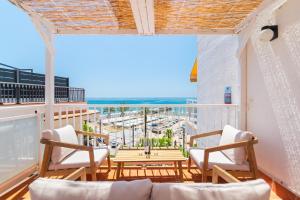 Oceanfront Penthouse with Terrace and Views