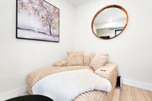 Spacious 2-Bedroom Suite Mins to the Falls Parking & Sleeps 5