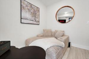 Spacious 2-Bedroom Suite Mins to the Falls Parking & Sleeps 5