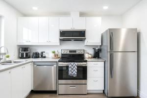 Brand-New Two 2-Bedroom Apartments Near Niagara Falls Sleeps 8
