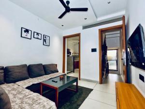 Premium 2BHK Stay in Vijay Nagar - Free Parking & WiFi