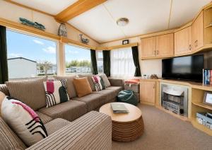 Lovely Caravan For Hire With Large Decking Area In Hunstanton Ref 23218K