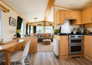 Lovely Caravan For Hire With Large Decking Area In Hunstanton Ref 23218K