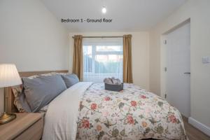 Large Contractor Stay 6 Bedrooms with Parking