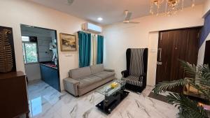 Cozy 1BHK with City View in Bandra West 401