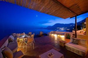 Sea Views, Private Garden in the Heart of Praiano