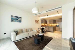 Crest Grande 39th Floor Apartment with City Views