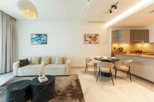 Crest Grande 39th Floor Apartment with City Views