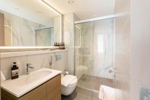 Crest Grande 39th Floor Apartment with City Views