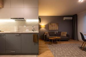 VESTA Blue Brand New Modern Apartment with Free Parking