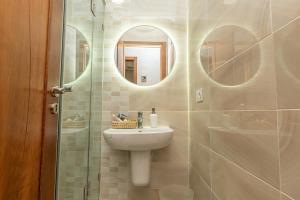 Family friendly and spacious appartment with cosy Patio, private parking and airconditioning near the beach, harbour and restaurants!