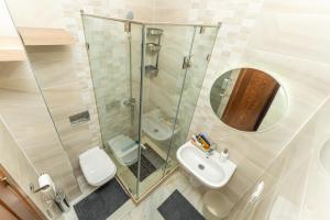 Family friendly and spacious appartment with cosy Patio, private parking and airconditioning near the beach, harbour and restaurants!