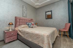 Family friendly and spacious appartment with cosy Patio, private parking and airconditioning near the beach, harbour and restaurants!