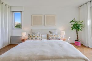 5 minutes from the port - large & beautiful studio - pool & parking