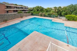 5 minutes from the port - large & beautiful studio - pool & parking