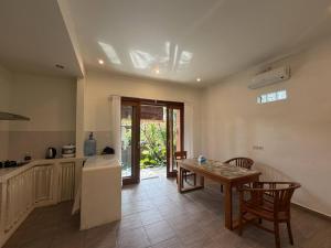 A quiet room with balcony in the heart of Ubud