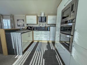 Beautiful 6 Berth Caravan With Decking At Dovercourt Park, Essex Ref 44009G