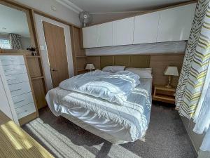 Beautiful 6 Berth Caravan With Decking At Dovercourt Park, Essex Ref 44009G