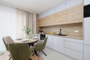 Modern Apartment with a Balcony and Parking near PGE by Noclegi Renters