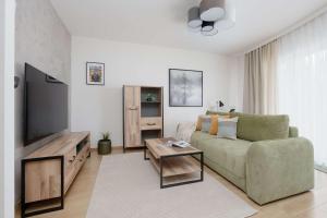 Modern Apartment with a Balcony and Parking near PGE by Noclegi Renters