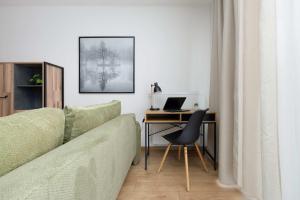 Modern Apartment with a Balcony and Parking near PGE by Noclegi Renters