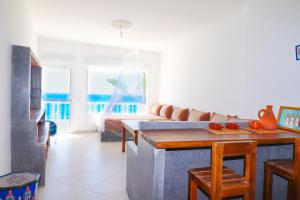 Prachtig strandhuis met directe toegang tot het felbegeerde Playa Blanca strand met 3 badkamers, 2 grote livings en adembenemend terras