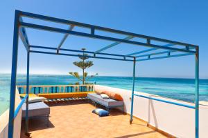 Prachtig strandhuis met directe toegang tot het felbegeerde Playa Blanca strand met 3 badkamers, 2 grote livings en adembenemend terras