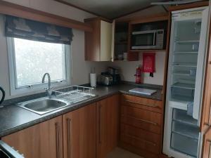 Cosy Caravan With Side Decking At Felixstowe Beach Holiday Park Ref 55012Sw