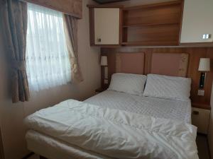 Cosy Caravan With Side Decking At Felixstowe Beach Holiday Park Ref 55012Sw