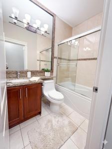 Sunny garden flat close to Richmond City Center and Airport