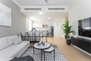 Free housekeeping visits during your stay - StayShort - Modern Marina Living - Stylish 1BR Apartment
