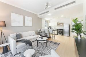 Free housekeeping visits during your stay - StayShort - Modern Marina Living - Stylish 1BR Apartment