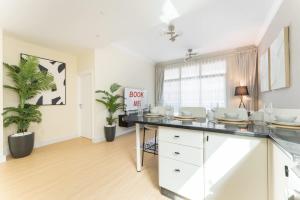Free housekeeping visits during your stay - StayShort - Modern Marina Living - Stylish 1BR Apartment