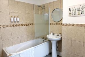 Peak Side Terrace Spacious 3BR Home in Buxton Sleeps 5