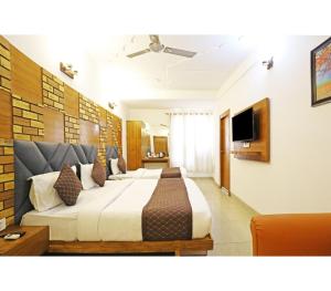 Royal with - Group Name Hotel Double R- comfort stay in Main Bazar New Delhi