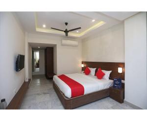 Royal with - Group Name Hotel Double R- comfort stay in Main Bazar New Delhi