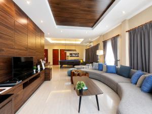 The Splash & Stay Pool Villa l 6BR l 5BA l Stay12