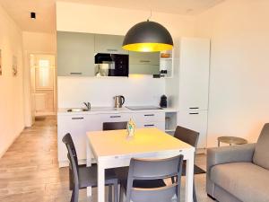 Appartamento con giardino, piscina e vista mare