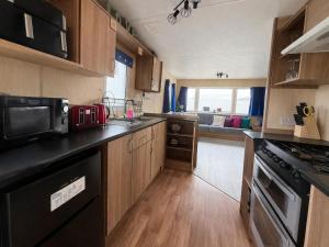 Superb 8 Berth Caravan At Sand Le Mere Holiday Park, Yorkshire Ref 71003I
