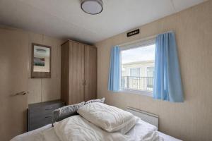 Superb 8 Berth Caravan At Sand Le Mere Holiday Park, Yorkshire Ref 71003I